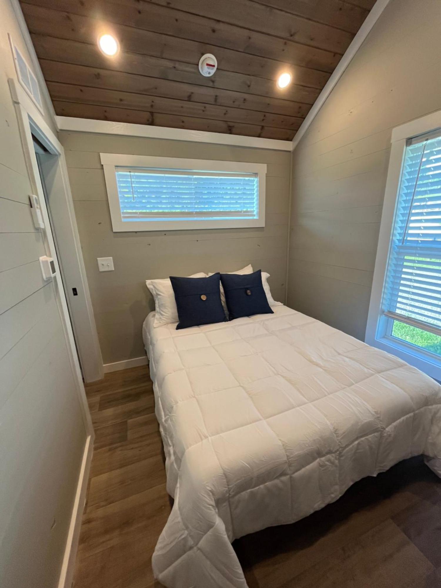 Luxury Riverfront Tiny Home- Amazing Views #555 *
