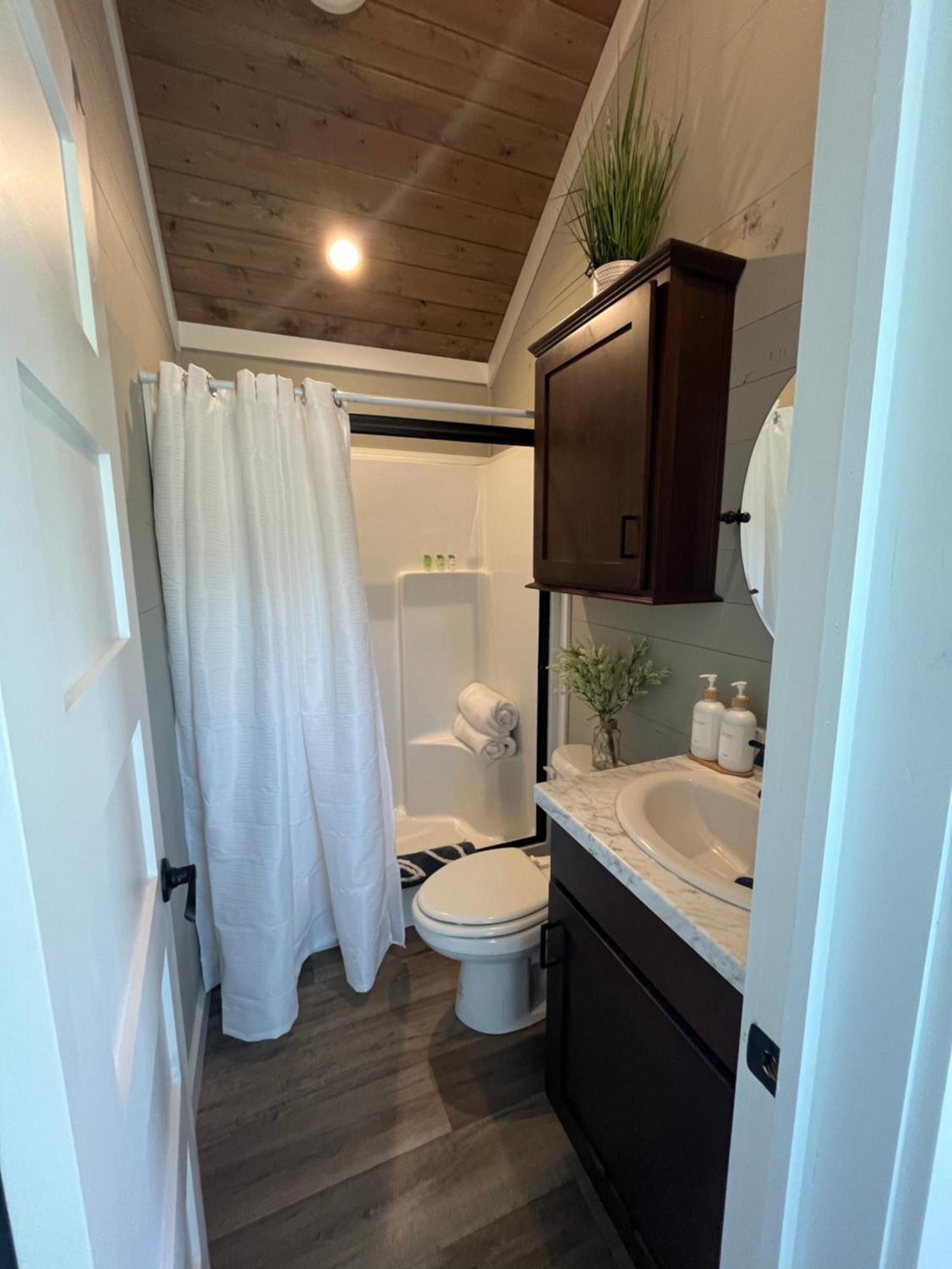 Luxury Riverfront Tiny Home- Amazing Views #555 Ferienhaus *